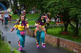 Carnaval de Negros y Blancos - Black and Whites Carnival - Artists Prepare for Parade