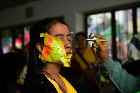 Carnaval de Negros y Blancos - Black and Whites Carnival - Artists Prepare for Parade