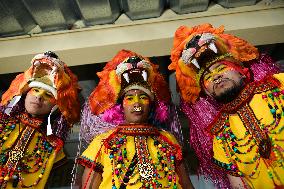 Carnaval de Negros y Blancos - Black and Whites Carnival - Artists Prepare for Parade