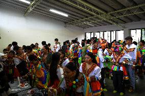 Carnaval de Negros y Blancos - Black and Whites Carnival - Artists Prepare for Parade