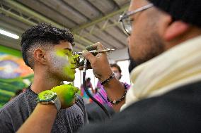 Carnaval de Negros y Blancos - Black and Whites Carnival - Artists Prepare for Parade