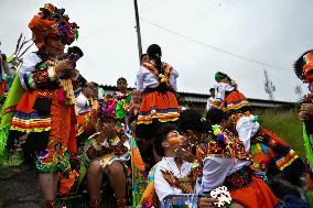 Carnaval de Negros y Blancos - Black and Whites Carnival - Artists Prepare for Parade