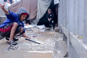 Displaced Families Suffer Harsh Weather Conditions - Gaza