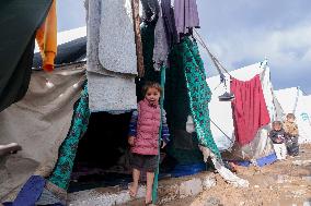 Displaced Families Suffer Harsh Weather Conditions - Gaza