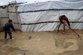 Displaced Families Suffer Harsh Weather Conditions - Gaza