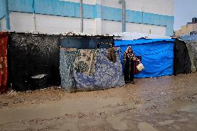 Displaced Families Suffer Harsh Weather Conditions - Gaza