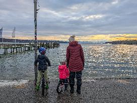 Starnberg Lakeside Promenade With View Of The Alps