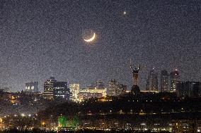 Moon and Venus meet in night sky over Kyiv