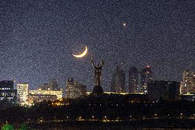 Moon and Venus meet in night sky over Kyiv