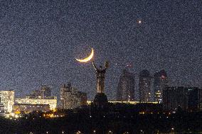 Moon and Venus meet in night sky over Kyiv