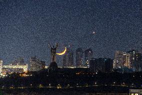 Moon and Venus meet in night sky over Kyiv