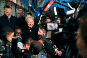 Elisabeth Borne visits an elementary school - Longjumeau