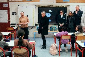 Elisabeth Borne visits an elementary school - Longjumeau