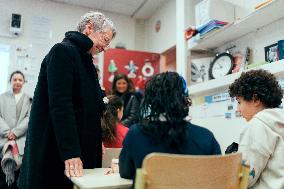 Elisabeth Borne visits an elementary school - Longjumeau