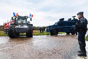 Farmers Rally to Blockade Paris in Essonne