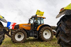 Farmers Rally to Blockade Paris in Essonne