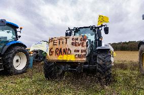 Farmers Rally to Blockade Paris in Essonne