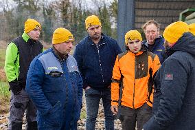 Farmers Rally to Blockade Paris in Essonne