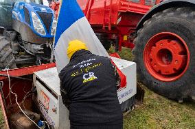 Farmers Rally to Blockade Paris in Essonne