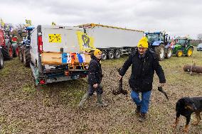 Farmers Rally to Blockade Paris in Essonne