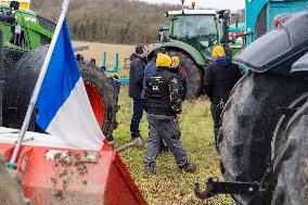 Farmers Rally to Blockade Paris in Essonne