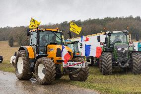 Farmers Rally to Blockade Paris in Essonne