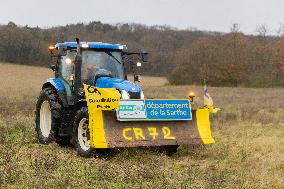 Farmers Rally to Blockade Paris in Essonne