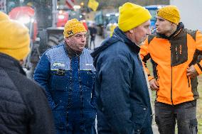 Farmers Rally to Blockade Paris in Essonne