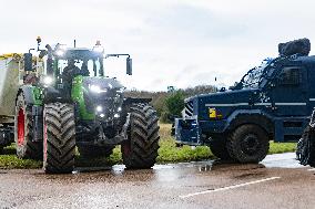 Farmers Rally to Blockade Paris in Essonne