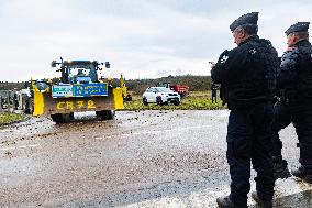 Farmers Rally to Blockade Paris in Essonne