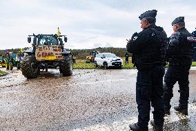 Farmers Rally to Blockade Paris in Essonne