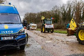 Farmers Rally to Blockade Paris in Essonne