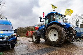 Farmers Rally to Blockade Paris in Essonne