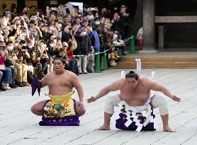 Sumo: Ring-entering rite at shrine in Tokyo