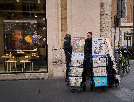 Jehovah’s Witnesses Spreading Their Message In Rome