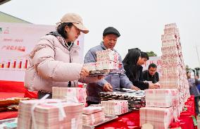 Grain Farmers Receive Annual Bonus in Nanchang