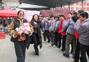 Grain Farmers Receive Annual Bonus in Nanchang