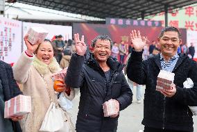 Grain Farmers Receive Annual Bonus in Nanchang