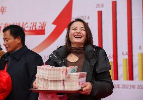 Grain Farmers Receive Annual Bonus in Nanchang