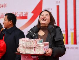 Grain Farmers Receive Annual Bonus in Nanchang