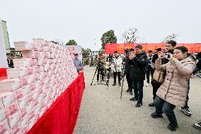 Grain Farmers Receive Annual Bonus in Nanchang