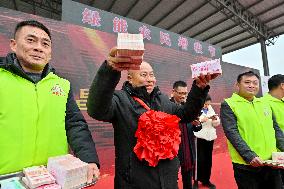 Grain Farmers Receive Annual Bonus in Nanchang