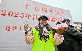 Grain Farmers Receive Annual Bonus in Nanchang