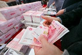 Grain Farmers Receive Annual Bonus in Nanchang