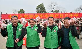 Grain Farmers Receive Annual Bonus in Nanchang