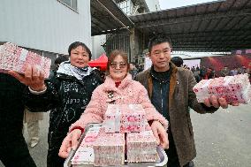 Grain Farmers Receive Annual Bonus in Nanchang