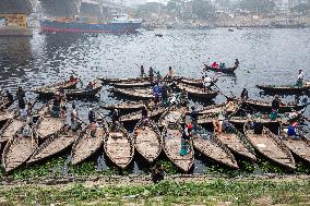 Cold Waves Approach As Dense Fog Grips Bangladesh