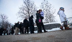 People brave frigid temperatures to pay respects to President Jimmy Carter