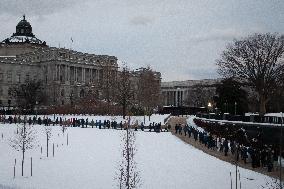 People brave frigid temperatures to pay respects to President Jimmy Carter