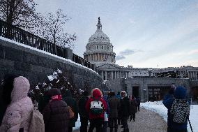 People brave frigid temperatures to pay respects to President Jimmy Carter